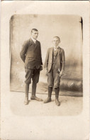 Carte Photo D'un Jeune Homme élégant Avec Un Jeune Garcon Posant Dans La Cour De Leurs Maison - Anonymous Persons