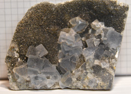 Cubes De  Fluorite Sur Matrice Quartz Grise - Minerali