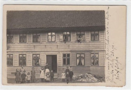 39081421 - Seltene Fotokarte Wildemann,   Ein Grosses Haus Mit Kindergruppe Davorstrong./strong Gelaufen, 1913. Leicht  - Wildemann