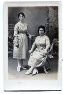 Carte Photo D'une Femme élégante Avec Sa Fille Posant Dans Un Studio Photo Vers 1920 - Anonymous Persons