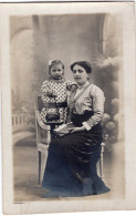 Carte Photo D'une Femme élégante Avec Sa Petite Fille Posant Dans Un Studio Photo - Anonymous Persons