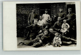 39872121 - Eine Gruppe Landser In Uniform Mit Kleinen Kindern - War 1914-18