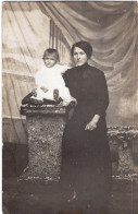 Carte Photo D'une Femme élégante Avec Sont Petit Garcon Posant Dans Un Studio Photo En 1914 - Personas Anónimos