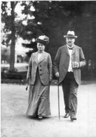 Carte Photo D'une Femme élégante Avec Un Homme élégant Se Promenant Dans Un Jardin Public - Personas Anónimos