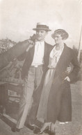 Carte Photo D'une Femme élégante Avec Un Homme Posant Dans Un Village Vers 1930 - Personas Anónimos