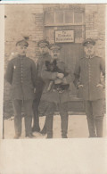 AK Foto 4 Deutsche Soldaten Mit Hund - Für Entlauste Mannschaften - 1. WK (69651) - Guerra 1914-18