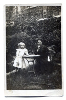 Carte Photo D'une Femme élégante Avec Une Petite Fille élégante Dans Leurs Jardin Vers 1920 - Anonymous Persons