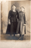 Carte Photo De Deux Jeune Fille élégante Posant Dans Un Studio Photo Vers 1915 - Anonymous Persons