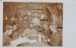 AK Foto Deutsche Soldaten In Unterkunft - Zeitung Karten Geld - Feldpost Kgl. Pr. Landw.-Inf.-Rgt. 51 - 1918 (69653) - Oorlog 1914-18