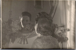 CP Carte Photo D'époque Photographie Vintage Jeune Femme Miroir Reflet - Non Classés