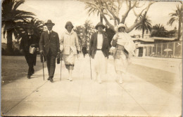 CP Carte Photo D'époque Photographie Vintage Groupe Marche Mode Canne Rue  - Koppels