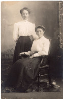 Carte Photo De Deux Femmes élégante Posant Dans Un Studio Photo En 1910 - Personas Anónimos