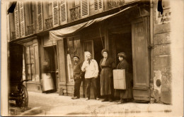 CP Carte Photo D'époque Photographie Vintage Groupe Café Vitrine Bois Charbo - Parejas