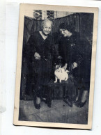 Carte Photo De Deux Femmes élégante Avec Un Chat Posant Devant Leurs Maison - Personas Anónimos