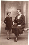 Carte Photo D'une Femme élégante Avec Sa Jeune Fille Posant Dans Un Studio Photo - Anonymous Persons