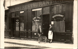 CP Carte Photo D'époque Photographie Vintage Café Restaurant Chien Femme - Unclassified