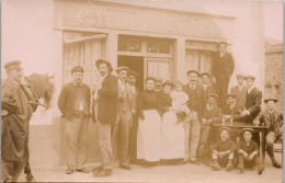 CP Carte Photo D'époque Photographie Vintage Groupe Café Apéritif Mode - Couples