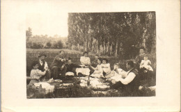 CP Carte Photo D'époque Photographie Vintage Groupe Pic-nic Déjeuner Herbe - Parejas