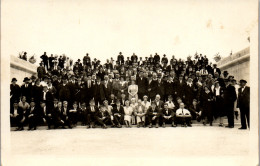 CP Carte Photo D'époque Photographie Vintage Groupe Foule Mode - Parejas