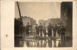 CP Carte Photo D'époque Photographie Vintage Crue Inondations Banlieue  - Coppie