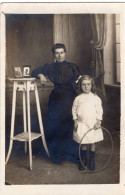 Carte Photo D'une Femme élégante Avec Sa Petite Fille Posant Dans Un Studio Photo - Personas Anónimos