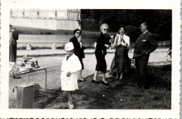 Photographie Photo Vintage Snapshot Amateur Chantilly Groupe Glaces  - Personas Anónimos