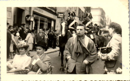Photographie Photo Vintage Snapshot Amateur Fête Gendarme Cheval Kermesse 94 - Personas Anónimos