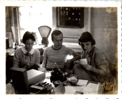 Photographie Photo Vintage Snapshot Amateur Groupe Trio Balance Téléphone - Personas Anónimos