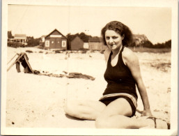 Photographie Photo Vintage Snapshot Amateur Jolie Jeune Femme Maillot De Bain  - Personas Anónimos