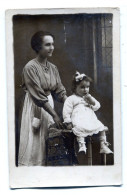 Carte Photo D'une Femme élégante Avec Sont Bébé Posant Dans Un Studio Photo Vers 1915 - Personas Anónimos