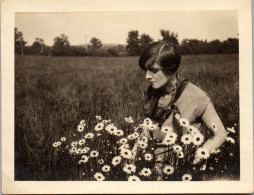 Photographie Photo Vintage Snapshot Amateur Jolie Jeune Femme Fleurs Campagne - Personas Anónimos