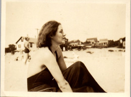 Photographie Photo Vintage Snapshot Amateur Jolie Jeune Femme Profil Plage  - Personas Anónimos