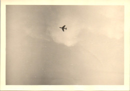 Photographie Photo Vintage Snapshot Amateur Avion Aviation Ciel Nuage - Aviación