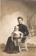 Carte Photo D'une Femme élégante Avec Sont Petit Garcon Posant Dans Un Studio Photo - Anonieme Personen