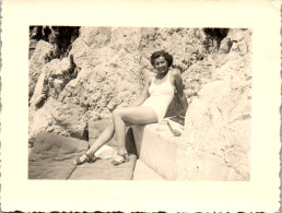 Photographie Photo Vintage Snapshot Amateur Maillot De Bain Jolie Jeune Femme - Anonieme Personen