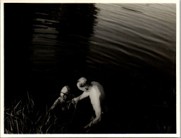 Photographie Photo Vintage Snapshot Amateur Couple Bain Baignade Maillot De - Andere & Zonder Classificatie