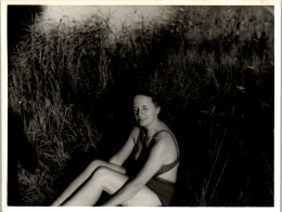 Photographie Photo Vintage Snapshot Amateur Bain Maillot De Soleil Jeune Femme - Anonieme Personen