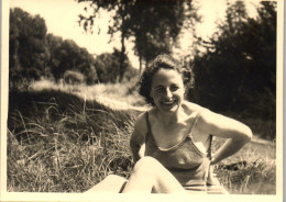 Photographie Photo Vintage Snapshot Amateur Bain Maillot De Soleil Jeune Femme - Anonieme Personen