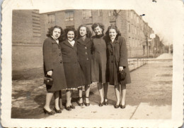 Photographie Photo Vintage Snapshot Amateur Groupe Femmes Mode Amies  - Anonymous Persons