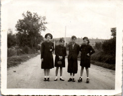 Photographie Photo Vintage Snapshot Amateur Mode Groupe Route Amis  - Anonymous Persons