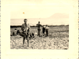 Photographie Photo Vintage Snapshot Amateur Plage Drôle Gag - Lugares