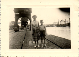 Photographie Photo Vintage Snapshot Amateur Mode Port Dock Grue Quai à Situer - Anonymous Persons