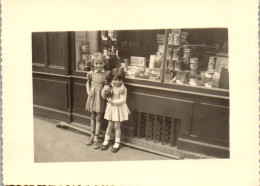 Photographie Photo Vintage Snapshot Amateur Enfant Vitrine Magasin Primistère - Anonieme Personen