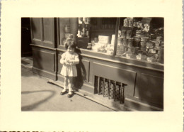 Photographie Photo Vintage Snapshot Amateur Berthieu Vitrine Magasin Primistère - Anonieme Personen