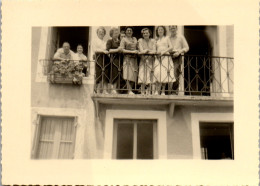 Photographie Photo Vintage Snapshot Femme Groupe Fenêtre Balcon  - Anonymous Persons