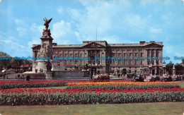 R133300 Buckingham Palace. London. The Queen Victoria Memorial Seen In The Foreg - Autres & Non Classés