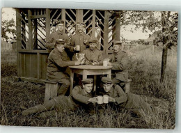 39870721 - Landser In Uniform Mit Kartenspiel Bier Und Pfeife Im Feldlager WK I - Autres & Non Classés