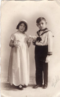 Carte Photo D'une Jeune Fille élégante Avec Un Jeune Garcon Posant Dans Un Studio Photo - Anonymous Persons