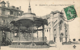 P3-64 Biarritz -le Kiosque Et L'eglise  Sainte Eugenie - Biarritz