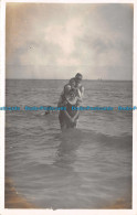 R132783 Old Postcard. Family Photo In The Sea - Monde